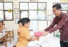 Kobarkan Semangat Merah Putih, Humas Pemprov Bali Bagikan Bendera kepada Siswa SD